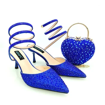 Луксозни дизайнерски дамски обувки на среден ток на Кралския син цвят с кристали и каишка във формата на змии с остър змияр (размер: 38-43) и чанта за дамски партита
