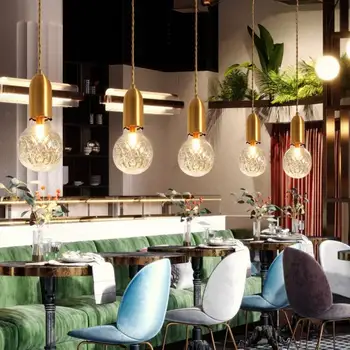Ресторант бар в скандинавски стил loft с една глава, кристален лампа, лицето прозорец, меден цвят, просто нощна малък полилей